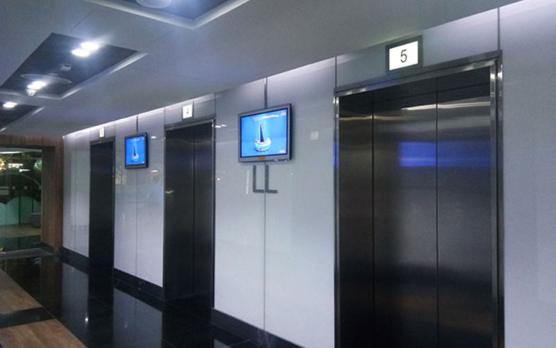 Màn hình quảng cáo trong thang máy là gì ? Một số điều bạn cần biết